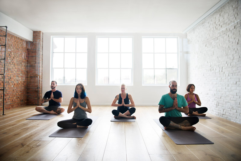 groupe-personnes-diverses-se-joint-cours-yoga